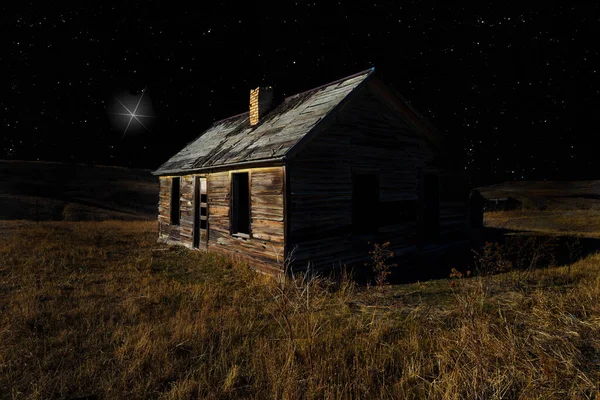 Antigua Casa Que Tiene Una Luz Brillante Cielo Nocturno Arriba — Foto de Stock