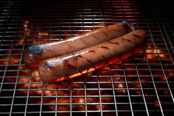 Feuer Unter Einem Paar Hotdogs Auf Dem Grill — Stockfoto