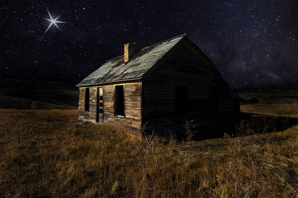 天空中被遗弃的房子上方一道明亮的光芒 — 图库照片