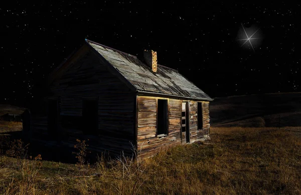 Casa Deserta Ruínas Com Estrela Natal Brilhando Brilhantemente Acima — Fotografia de Stock