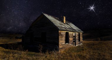Terk edilmiş bir evin üzerinde gökyüzündeki Noel yıldızı