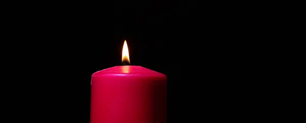 Leuchtend Brennende Rote Kerze Auf Schwarzem Hintergrund — Stockfoto