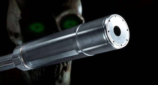 Siyah Arka Planda Bir Susturucunun Arkasındaki Yeşil Gözlü Kafatası — Stok fotoğraf
