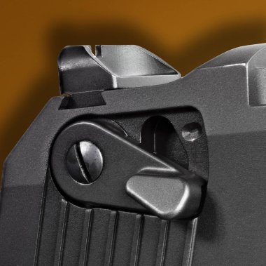 Arka görüş ve güvenlik arkasında gölgesi olan bir tabanca.