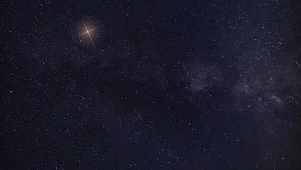 Samanyolu Nun Yanındaki Gece Gökyüzünde Parlak Bir Işık — Stok fotoğraf