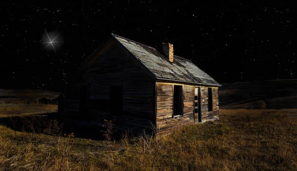 真正的老房子后面是明亮的星星 — 图库照片