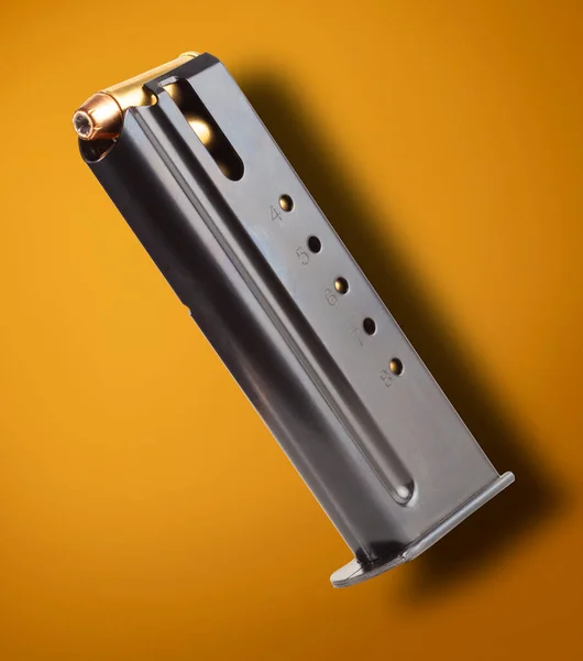 Majalah Pistol Semi Otomatis Penuh Dengan Peluru Kosong — Stok Foto
