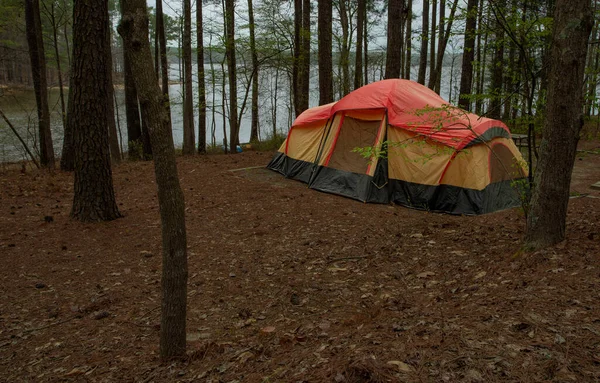 ノースカロライナのジョーダン湖に2つの部屋のテントが設置された曇りの日 — ストック写真