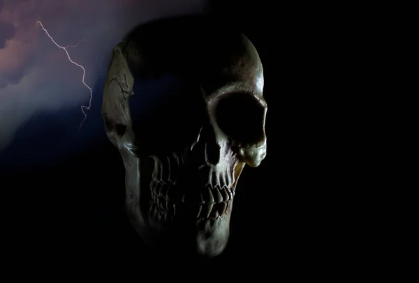 Blitz Neben Menschlichem Schädel Auf Dunklem Hintergrund — Stockfoto
