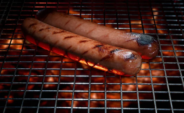 Vuur Gaat Onder Twee Hotdogs Grill — Stockfoto