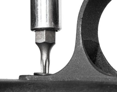 Beyaz arka planda bir tetik koruyucusunu tutan cıvata