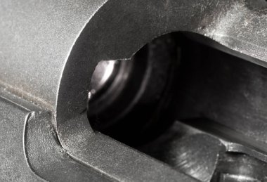 Silah denetim hedefi bu görüntüde boş bir sürgülü tüfek yuvasında görüldü