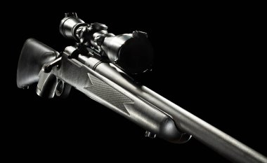 Siyah üzerine yüksek güçlü dürbünlü sürgülü tüfek.