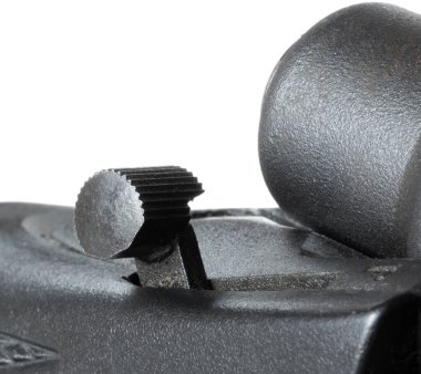 Tüfek emniyeti açık ve izole.