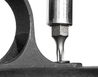 Tetikçi beyaz arka planda izole edilmiş bir tüfekten çıkıyor.