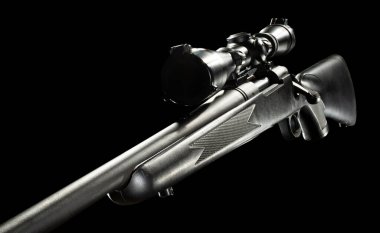 Siyah arka planda yüksek güçlü sürgülü tüfek ve dürbün.