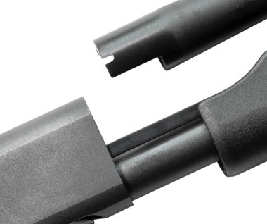 Tüfek namlusunu alıcıdan ayırmak beyaz bir arkaplanda izole edilmiş.