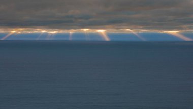 Myrtle Sahili 'nde bulutların arasından bakan güneş.