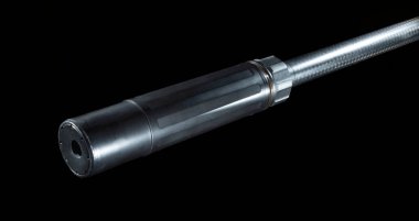 Susturucu siyah arka planda bir tüfek namlusuna monte edilmiş.