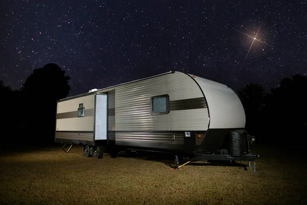 Estrela Brilhante Sobre Uma Caravana Numa Noite Limpa — Fotografia de Stock