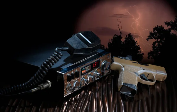 Cbラジオと背後に落雷と9ミリメートルの拳銃 — ストック写真