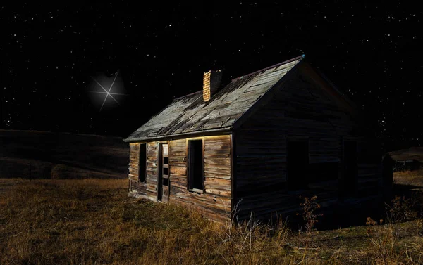 Crumbling Casa Que Tem Uma Estrela Brilhante Brilhando Acima — Fotografia de Stock