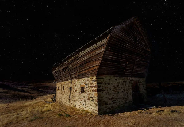 Gwiaździste Niebo Pogodną Noc Nad Opuszczoną Starą Stodołą — Zdjęcie stockowe