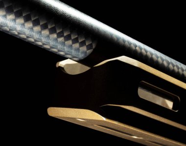 Karbon fiber dış cephede tamamen serbest yüzen hassas bir tüfek namlusu var.