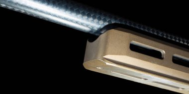 Bir tripod, bipod ya da diğer aksesuarları monte etmek için öndeki makineli tüfek yuvaları