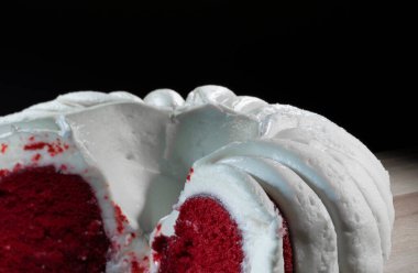 Kırmızı kadife pastada şekerli ve koyu arkaplan.