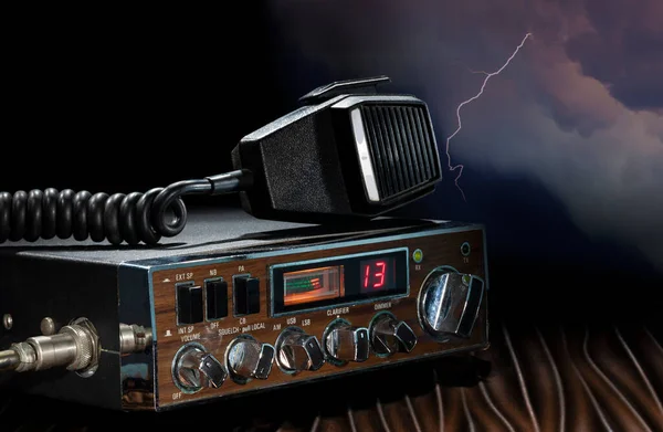 Kanal Auf Einem Radio Mit Blitz Dahinter — Stockfoto