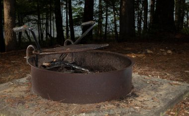 Kuzey Carolina 'daki Ürdün Gölü' nde kamp ateşi için metal halka.