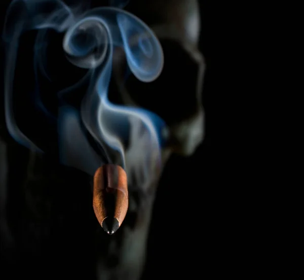 Dohányzó Golyó Közeledik Néző Felé Egy Emberi Koponya Mögött — Stock Fotó