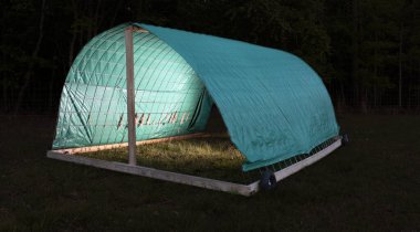 Dönüşümlü otlaklar için yapılmış tekerleklerin üzerinde yuvarlanan bir barınak.