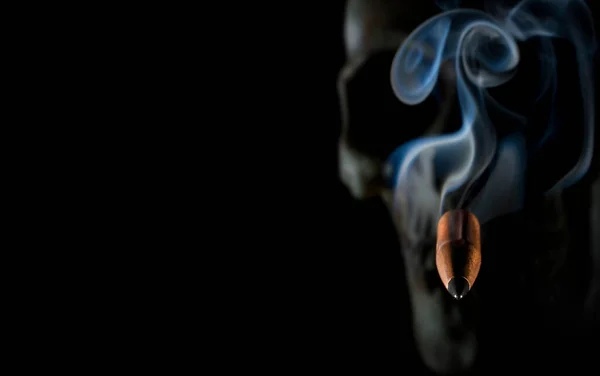 在飞行中使用带有复制空间的人类头骨的吸烟子弹 — 图库照片