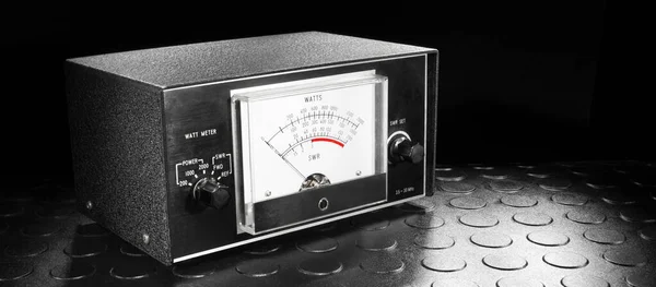 アンテナに行くエネルギーを測定するために短波無線事業者によって使用されるメーター — ストック写真