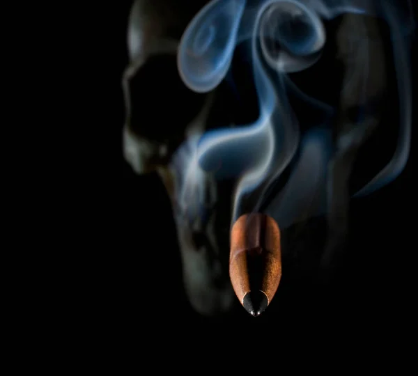Proiettile Con Fumo Teschio Dietro Che Dirige Verso Visualizzatore Foto — Foto Stock