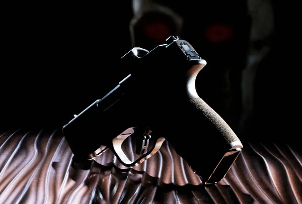 Hayalet Bir Silahın Arkasında Parlayan Kırmızı Gözlü Bir Insan Kafatası — Stok fotoğraf