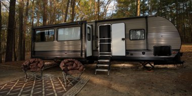 Kuzey Carolina 'da bir ormanda gölgeli bir yerde karavan.