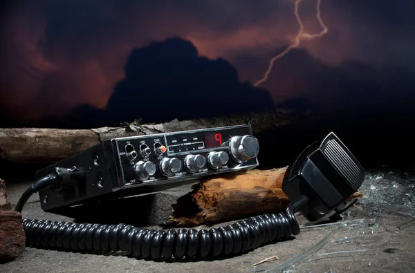 Rádio Cercado Por Detritos Durante Uma Tempestade — Fotografia de Stock