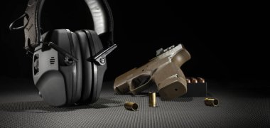 Mühimmat ve elektronik işitme korumalı 8 mm yarı otomatik tabancanın üstündeki metin için boşluk