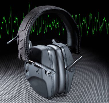 Elektronik aletler ve yeşil sinüs dalgalarıyla çekim ve inşaat için yapılmış kulaklık.