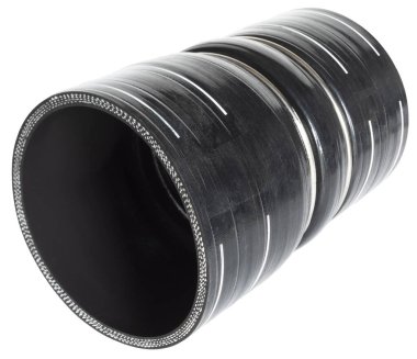 Silikondan yapılmış ve bir çift kablo bandıyla güçlendirilmiş turbo şarjlı bir bakımın ara soğutucusunda kullanılan hortum.