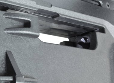 Mermi namlusunda mermi olmadığını göstermek için bir saldırı tüfeğini açık tutuyordu.. 