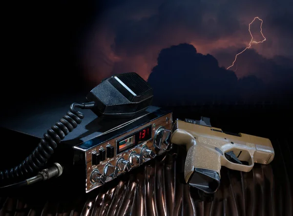 Nödradio Och Pistol Med Storm Bakifrån — Stockfoto