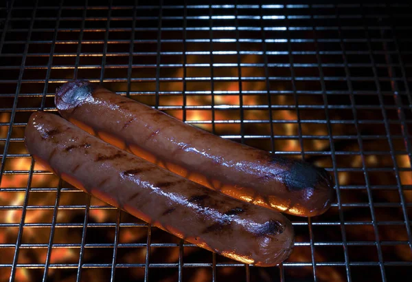 Pár Pufók Hot Dog Főz Tűz Felett — Stock Fotó