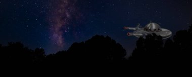 Geceleri UFO 'lar ağaçların tepesinde yıldızlı ve arkasında Samanyolu olan iki silahla.