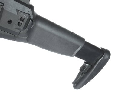 Beyazda izole edilmiş bir saldırı tüfeğine tam olarak ayarlanabilir stok