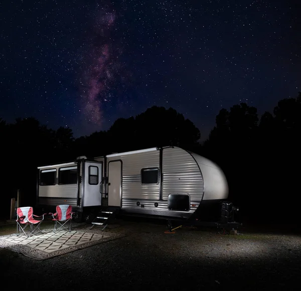 Estrela Cheia Noite Com Láctea Brilhante Sobre Trailer Campista Acampamento — Fotografia de Stock