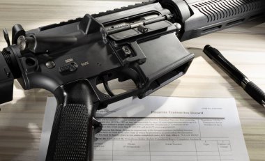 AR-15 kamu alanı arka plan denetim formu ve kalemi yakınlarda